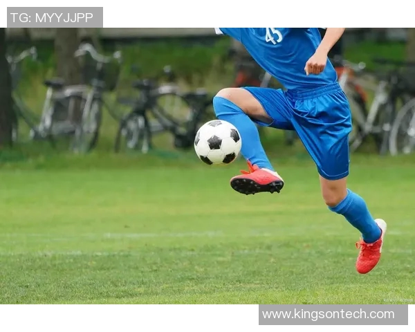 足球明星携手拍摄创意短视频展现个人魅力与运动激情